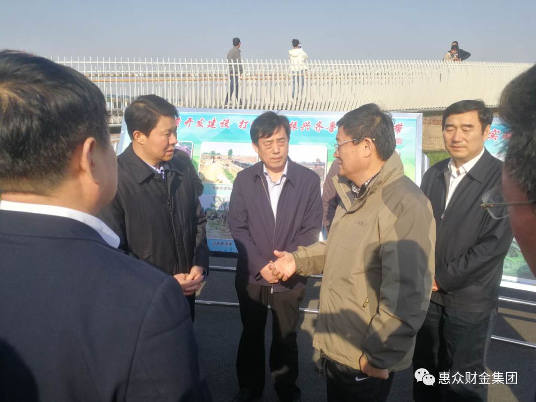 佘春明書記蒞臨十里荷塘視察工作(圖2) 佘春明書記蒞臨十里荷塘視察工作(圖2)