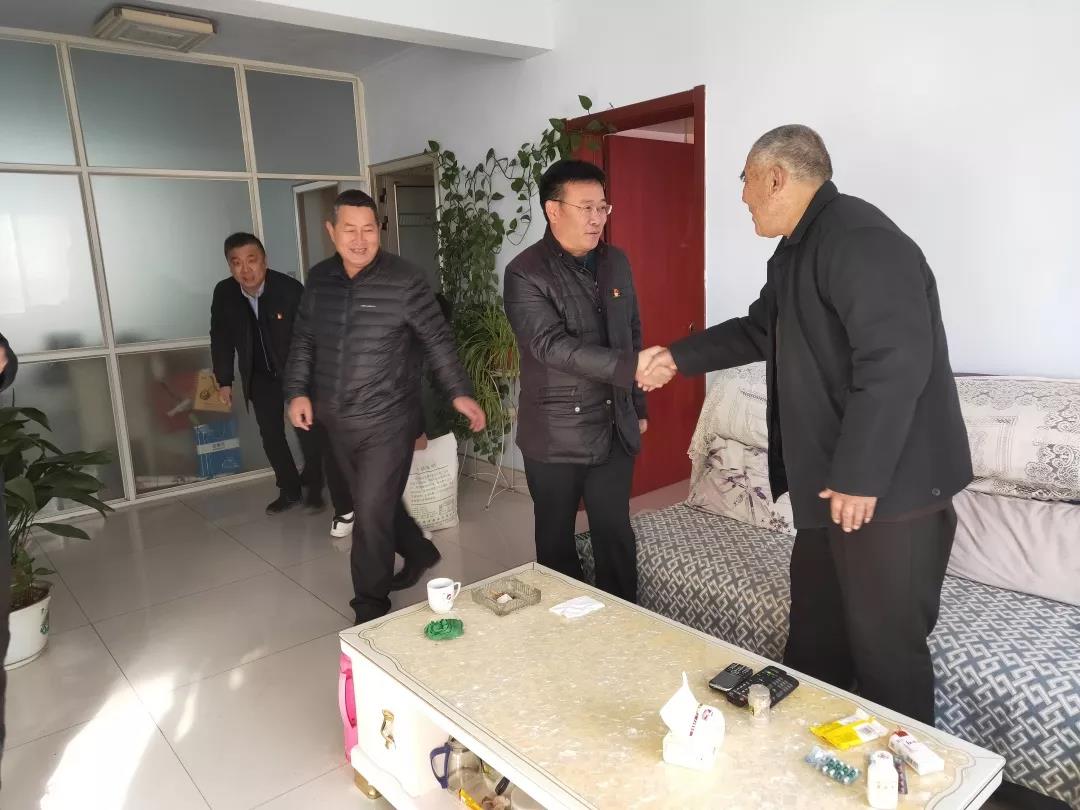 深入社區(qū)“雙報到” 走訪慰問暖人心(圖1) 深入社區(qū)“雙報到” 走訪慰問暖人心(圖1)