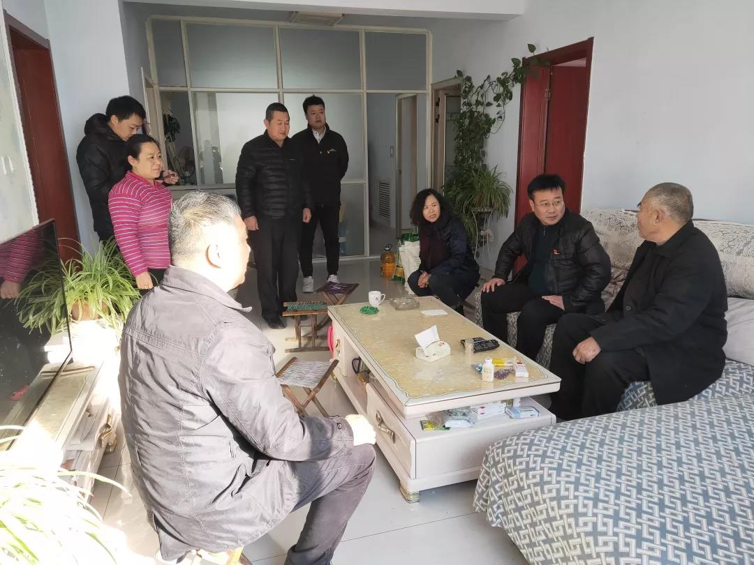 深入社區(qū)“雙報到” 走訪慰問暖人心(圖2) 深入社區(qū)“雙報到” 走訪慰問暖人心(圖2)