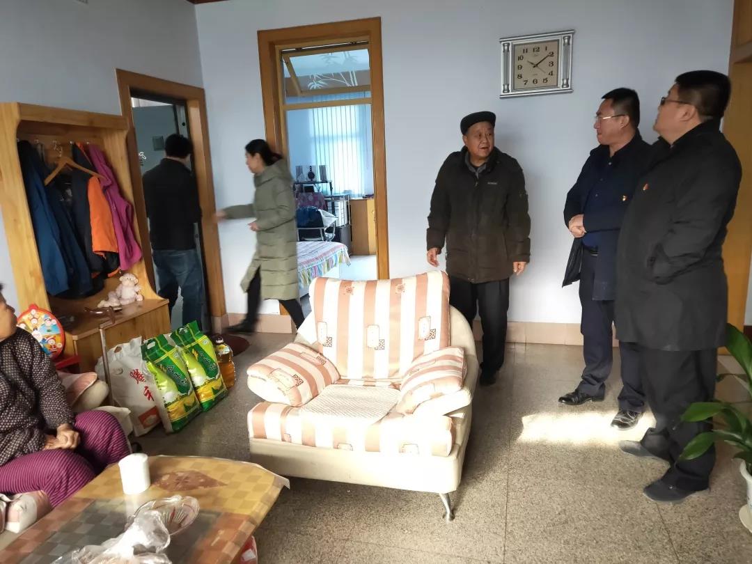 深入社區(qū)“雙報到” 走訪慰問暖人心(圖3) 深入社區(qū)“雙報到” 走訪慰問暖人心(圖3)