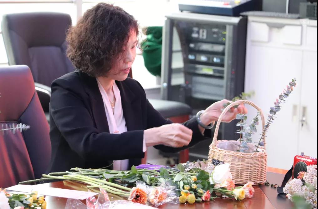 母親節(jié)特色主題活動——“花香祝福·獻愛母親”插花會(圖6)