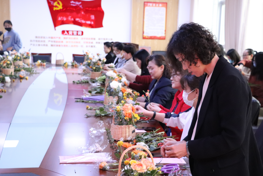 母親節(jié)特色主題活動——“花香祝?！かI愛母親”插花會(圖4)