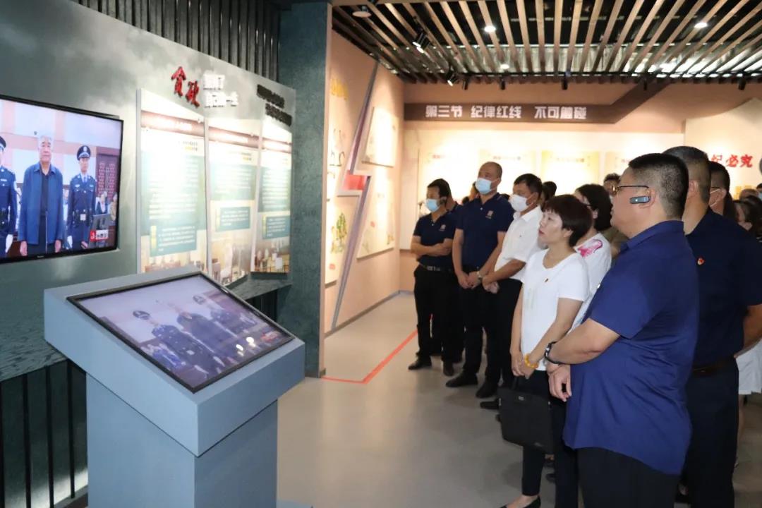 中共濱州市惠眾財(cái)金投資集團(tuán)有限公司委員會 組織參觀濱城區(qū)廉政警示教育基地(圖2) 中共濱州市惠眾財(cái)金投資集團(tuán)有限公司委員會 組織參觀濱城區(qū)廉政警示教育基地(圖2)