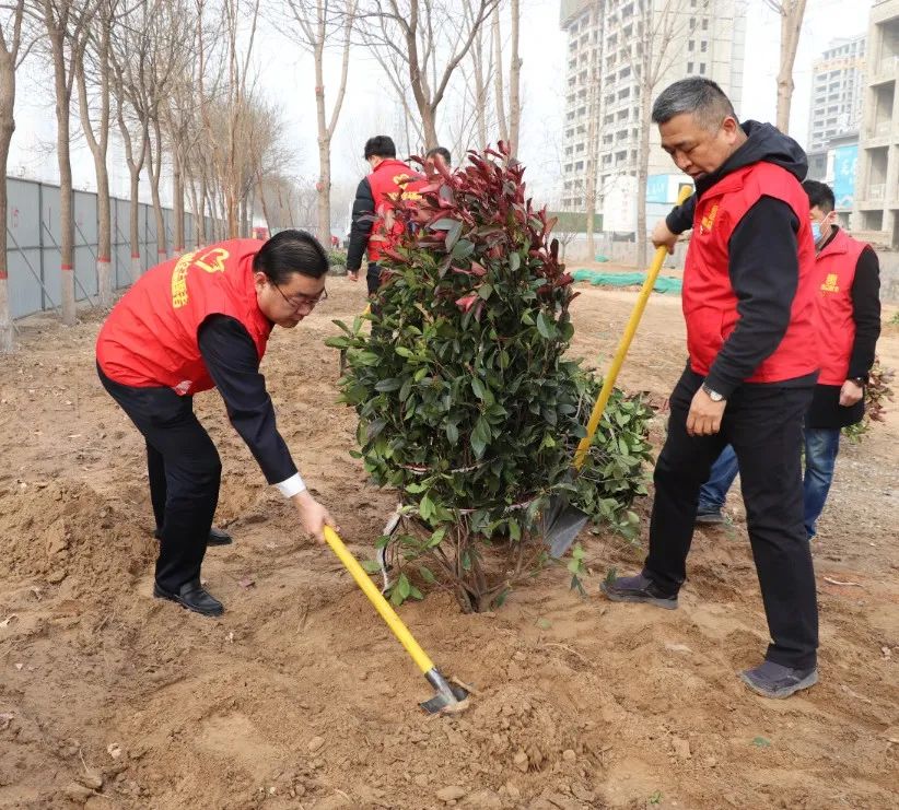 惠眾財(cái)金集團(tuán)舉行“黨團(tuán)共筑文明夢(mèng) 植樹添綠應(yīng)春風(fēng)”植樹節(jié)活動(dòng)(圖3) 惠眾財(cái)金集團(tuán)舉行“黨團(tuán)共筑文明夢(mèng) 植樹添綠應(yīng)春風(fēng)”植樹節(jié)活動(dòng)(圖3)