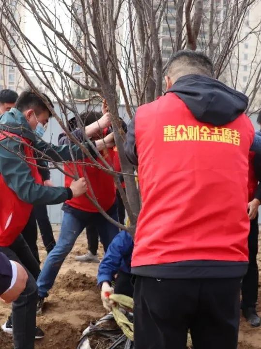 惠眾財(cái)金集團(tuán)舉行“黨團(tuán)共筑文明夢(mèng) 植樹添綠應(yīng)春風(fēng)”植樹節(jié)活動(dòng)(圖4) 惠眾財(cái)金集團(tuán)舉行“黨團(tuán)共筑文明夢(mèng) 植樹添綠應(yīng)春風(fēng)”植樹節(jié)活動(dòng)(圖4)
