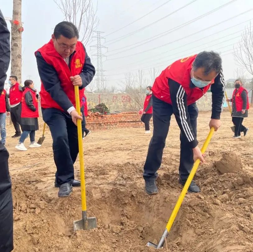 惠眾財(cái)金集團(tuán)舉行“黨團(tuán)共筑文明夢(mèng) 植樹添綠應(yīng)春風(fēng)”植樹節(jié)活動(dòng)(圖5) 惠眾財(cái)金集團(tuán)舉行“黨團(tuán)共筑文明夢(mèng) 植樹添綠應(yīng)春風(fēng)”植樹節(jié)活動(dòng)(圖5)