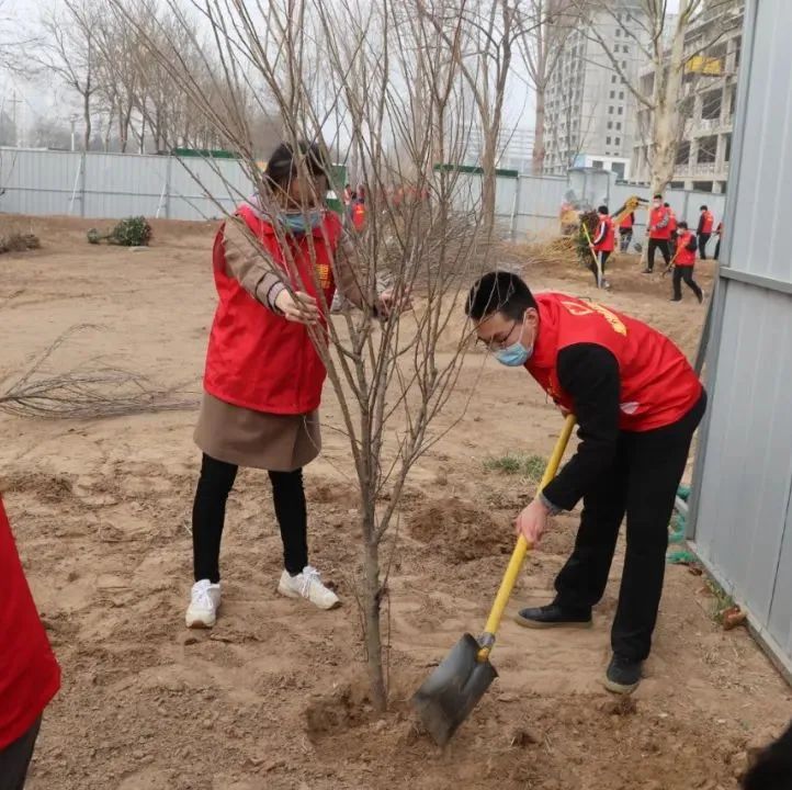惠眾財(cái)金集團(tuán)舉行“黨團(tuán)共筑文明夢(mèng) 植樹添綠應(yīng)春風(fēng)”植樹節(jié)活動(dòng)(圖8) 惠眾財(cái)金集團(tuán)舉行“黨團(tuán)共筑文明夢(mèng) 植樹添綠應(yīng)春風(fēng)”植樹節(jié)活動(dòng)(圖8)