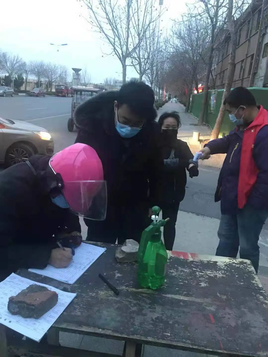 共筑堡壘 共克時(shí)艱丨惠眾財(cái)金集團(tuán)一線抗“疫”勇?lián)?dāng)(圖6) 共筑堡壘 共克時(shí)艱丨惠眾財(cái)金集團(tuán)一線抗“疫”勇?lián)?dāng)(圖6)