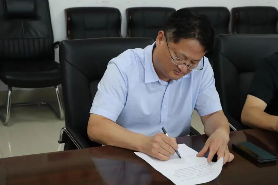 敲警鐘 強(qiáng)理念 筑防線丨惠眾財(cái)金集團(tuán)召開(kāi)嚴(yán)禁黨員干部和公職人員違規(guī)操辦“升學(xué)宴”“謝師宴”座談會(huì)(圖2)