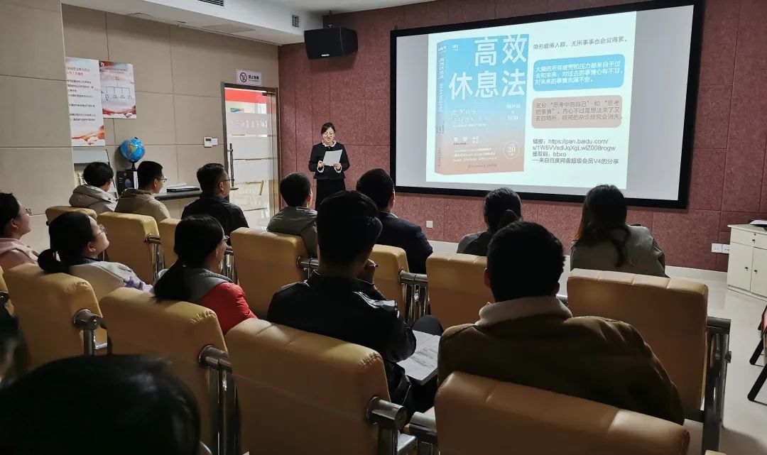 惠眾財(cái)金集團(tuán)青年研習(xí)社舉辦“沁潤(rùn)心靈 享讀人生”讀書會(huì)活動(dòng)(圖2) 惠眾財(cái)金集團(tuán)青年研習(xí)社舉辦“沁潤(rùn)心靈 享讀人生”讀書會(huì)活動(dòng)(圖2)