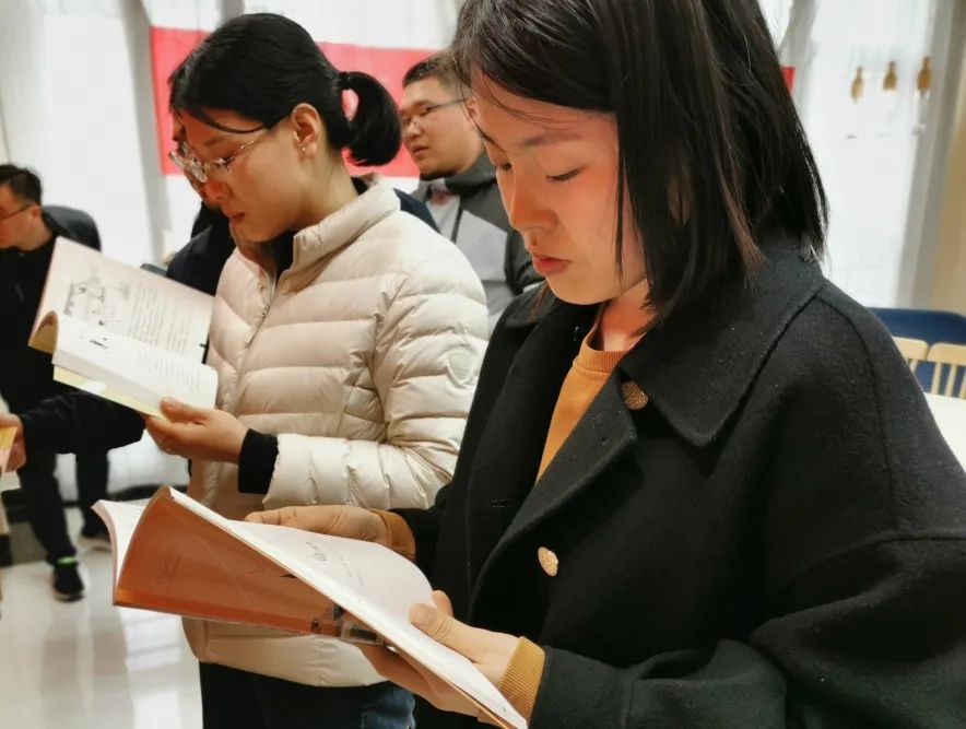 惠眾財(cái)金集團(tuán)青年研習(xí)社舉辦“沁潤(rùn)心靈 享讀人生”讀書會(huì)活動(dòng)(圖6) 惠眾財(cái)金集團(tuán)青年研習(xí)社舉辦“沁潤(rùn)心靈 享讀人生”讀書會(huì)活動(dòng)(圖6)