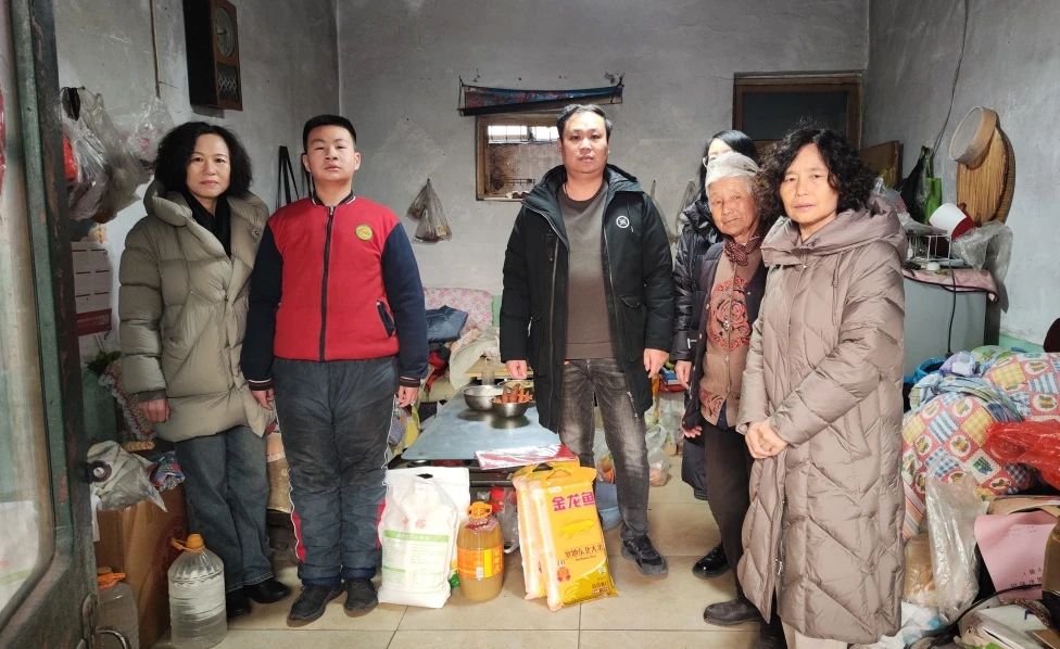 新春慰問暖人心 用情幫扶顯擔(dān)當(dāng) —惠眾財(cái)金集團(tuán)開展春節(jié)前走訪慰問活動(dòng)(圖1)